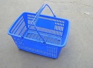 Μπλε πλαστικό καλάθι υπεραγορών με τη λαβή δύο τυπωμένη ύλη λογότυπων λαβών